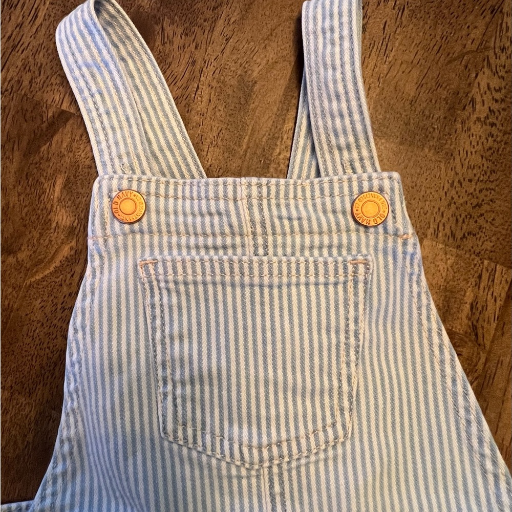 Classic OshKosh pinstripe overall size 3T - Picture 2 of 4